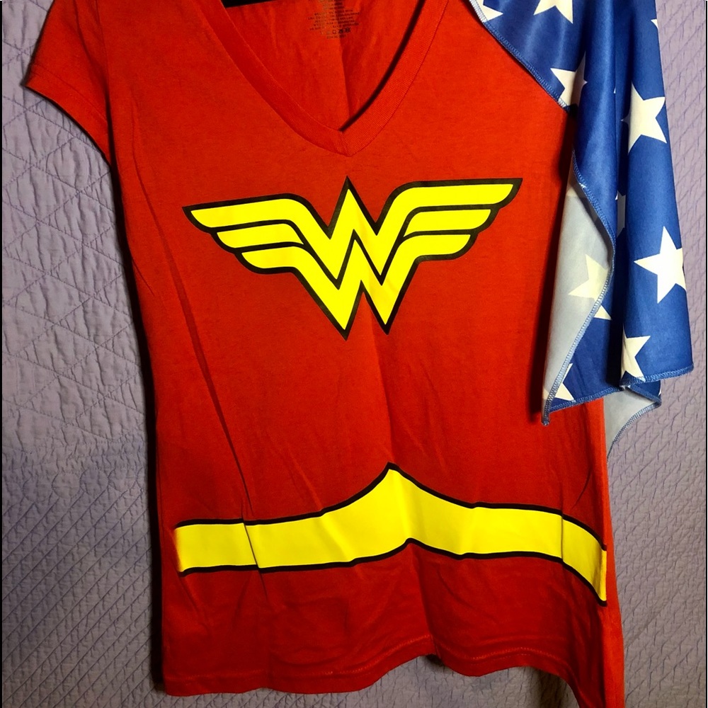 DC Comics WONDER WOMAN Juniors Size XL Red T Shirt With Detachable Cape Cosplay